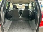 Vue rapprochée des jantes et pneus du côté conducteur