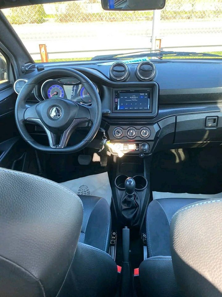 Détail intérieur: sièges Alcantara et simili cuir avec surpiqûres