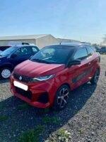 Vue avant droite de la voiture sans permis avec jantes 16 pouces et feux LED
