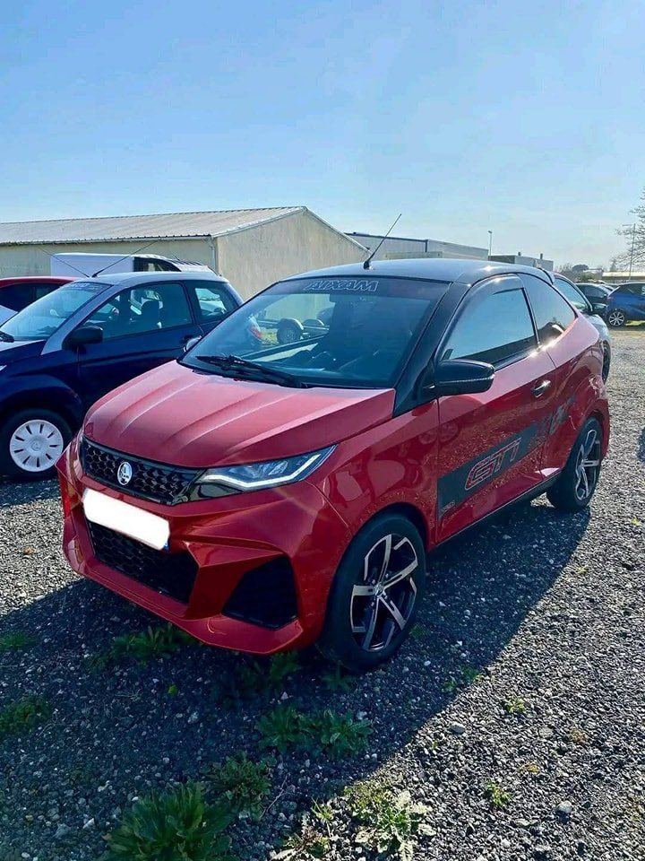 Vue avant droite de la voiture sans permis avec jantes 16 pouces et feux LED