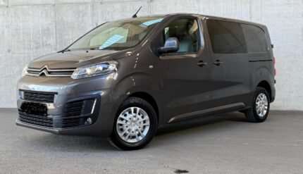 Vue latérale gauche montrant la porte coulissante ouverte