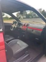 Vue latérale du véhicule montrant la carrosserie et les jantes