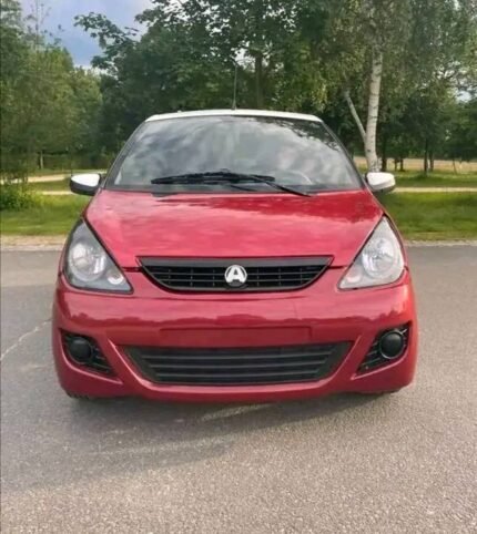 Vue avant gauche du coupé rouge garé en extérieur