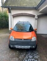 Vue trois-quarts avant du véhicule sans permis, peinture en bon état