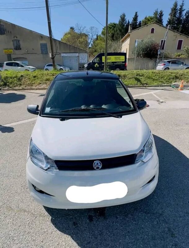 Image rapprochée du badge et de la finition extérieure