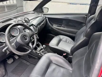 Gros plan sur la calandre et les phares de la voiture