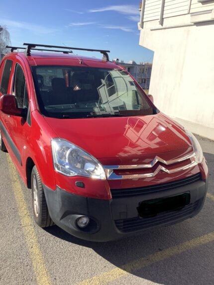 Vue avant gauche du Berlingo rouge, carrosserie et pare-chocs visibles