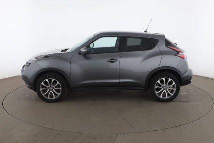 Vue trois-quarts avant d'un SUV compact gris avec sellerie tissu visible et jantes, état extérieur propre