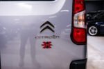 Zoom sur la plaque d'identification moteur et étiquette