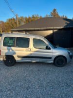 Vue avant gauche du Berlingo argent avec barres de toit