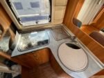 vue arrière du camping-car avec rangement et hayon