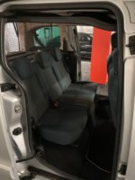 Étiquette technique et détails de l'habitacle côté conducteur