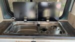 Prise 230 V et convertisseur installés sous le meuble cuisine