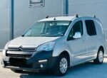 Vue latérale gauche montrant la carrosserie et les portes coulissantes