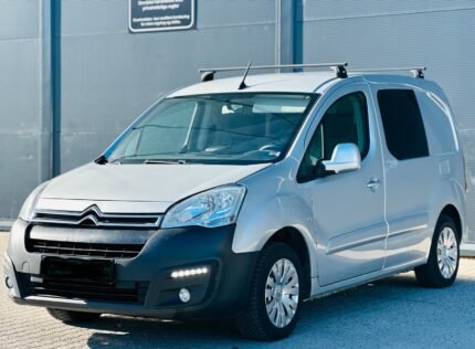Vue latérale gauche montrant la carrosserie et les portes coulissantes