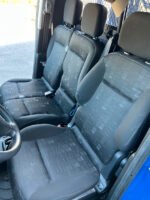 Vue rapprochée du plancher et de l'état de la carrosserie inférieure