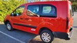 Vue du flanc montrant la teinte rouge et les lignes de carrosserie