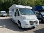vue extérieure latérale du camping-car garé sur un terrain