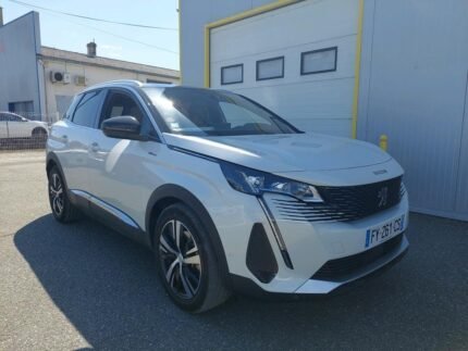 Vue avant du Peugeot 3008 blanc montrant la calandre et le logo