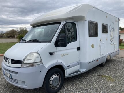 Vue extérieure avant du profilé compact garé sur aire de service