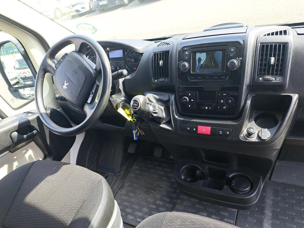 Tableau de bord et volant, console centrale avec commandes visibles