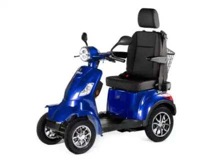 Profil latéral du scooter montrant le siège avec grand dosseret et les quatre roues robustes