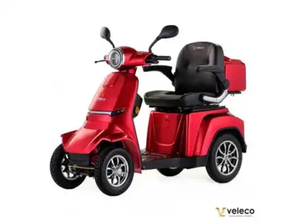 Vue avant du scooter sur sol urbain montrant guidon et tableau de bord LED