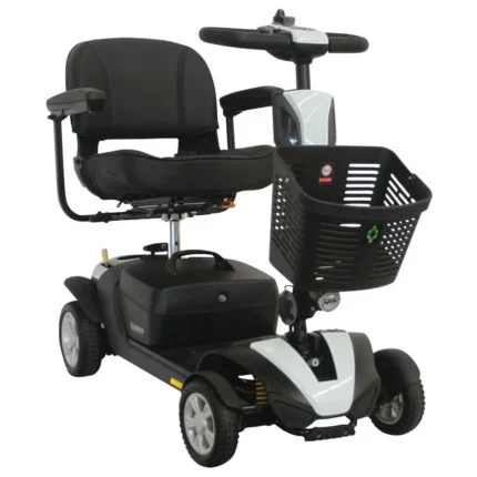 Scooter démonté en quatre parties dans le coffre d'une voiture