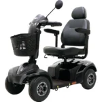 Vue avant du scooter Traveler Maxi montrant le poste de conduite et l'éclairage LED