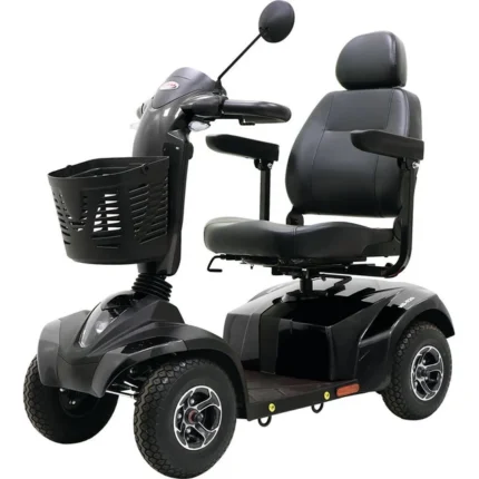 Vue avant du scooter Traveler Maxi montrant le poste de conduite et l'éclairage LED