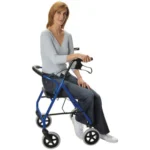 vue trois-quarts sur rollator en aluminium avec siège et dossier bleu