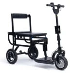 Utilisateur poussant le scooter plié comme une valise dans une gare