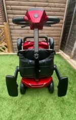 Scooter plié dans un coffre montrant la compacité une fois replié