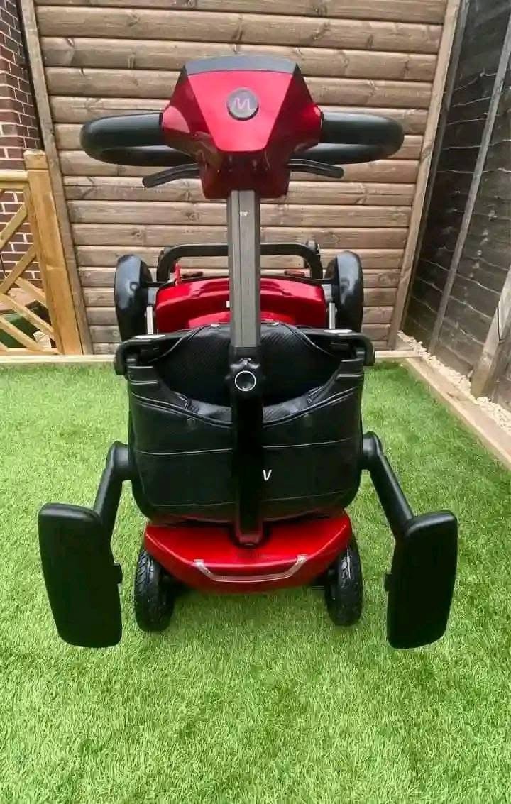 Scooter plié dans un coffre, montrant la compacité une fois replié