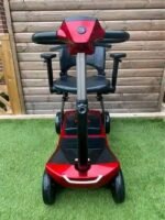 Vue latérale du scooter pliable ATTO avec siège réglable