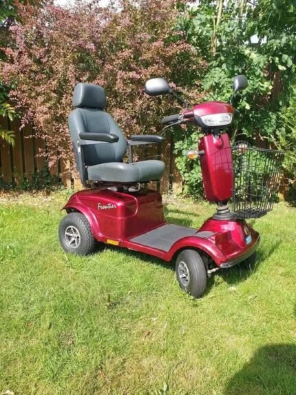 Vue de trois-quarts du scooter d'occasion garé en extérieur, siège pivotant visible