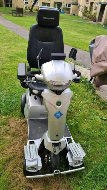 gros plan sur le tableau de bord et les commandes du scooter