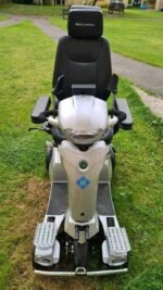poignée et commandes de frein sur le guidon du scooter