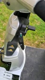 détail des roues avant et châssis renforcé pour plus de stabilité