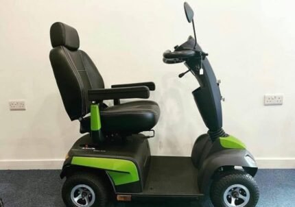 Vue latérale montrant la plateforme et les roues du scooter