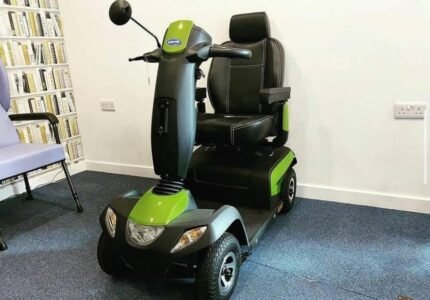 Plan rapproché du tableau de commande et de l'assise du scooter
