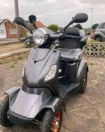 Vue latérale montrant les roues, la carrosserie et le châssis du scooter