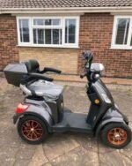 Vue arrière montrant le feu, le panier et la structure du scooters
