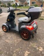 Angle rapproché sur le siège rembourré et le dossier du scooter