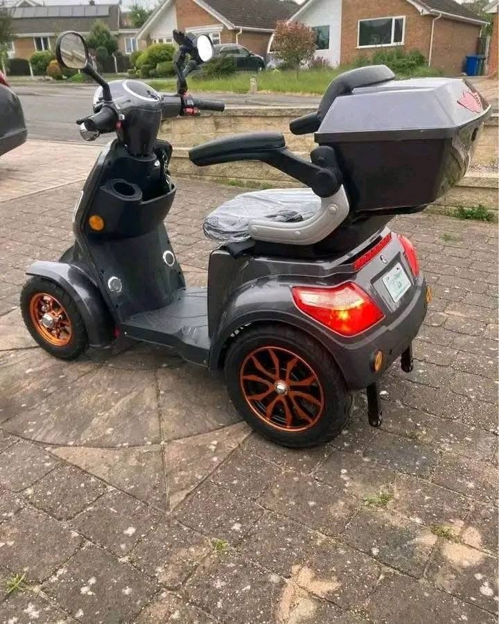 Siège et dossier rembourrés du scooter, angle montrant la finition du modèle