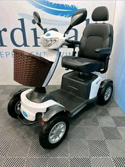 Vue latérale du scooter montrant siège, panier et structure, état révisé