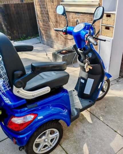 Tableau de bord numérique du scooter affichant la vitesse et l'état de la batterie