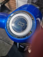Chargeur fourni posé à côté du scooter prêt à l'emploi