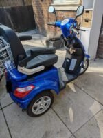 Pneus et suspensions du scooter en bon état après révision