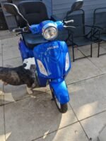 Vue de trois quarts avant du scooter Valeco avec siège confortable